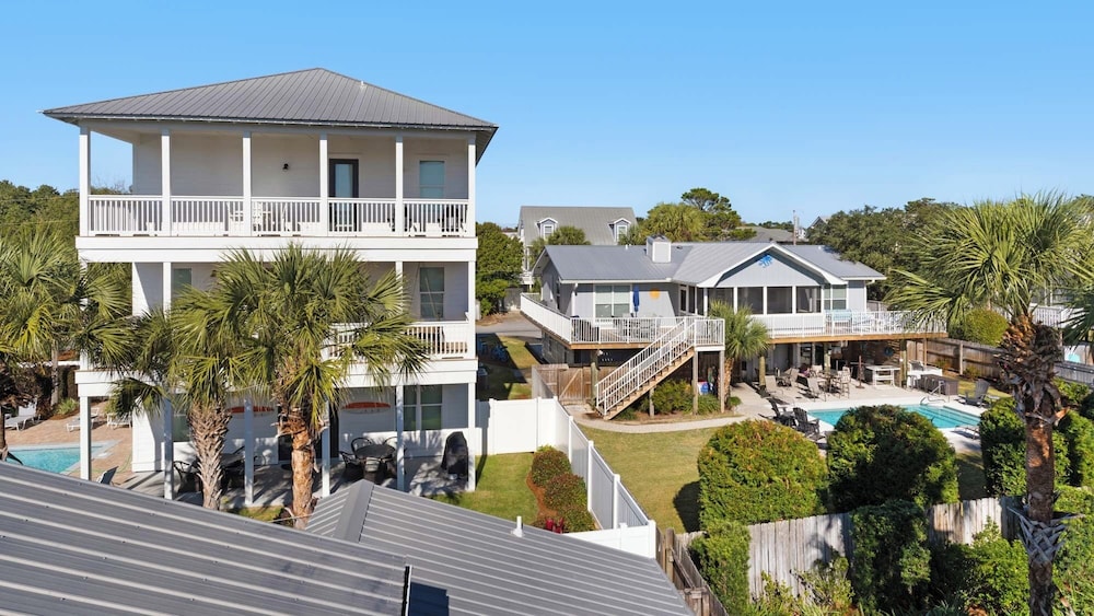 Your Ideal Beach Getaway With Private Pool, Game Room and Close to Beach!