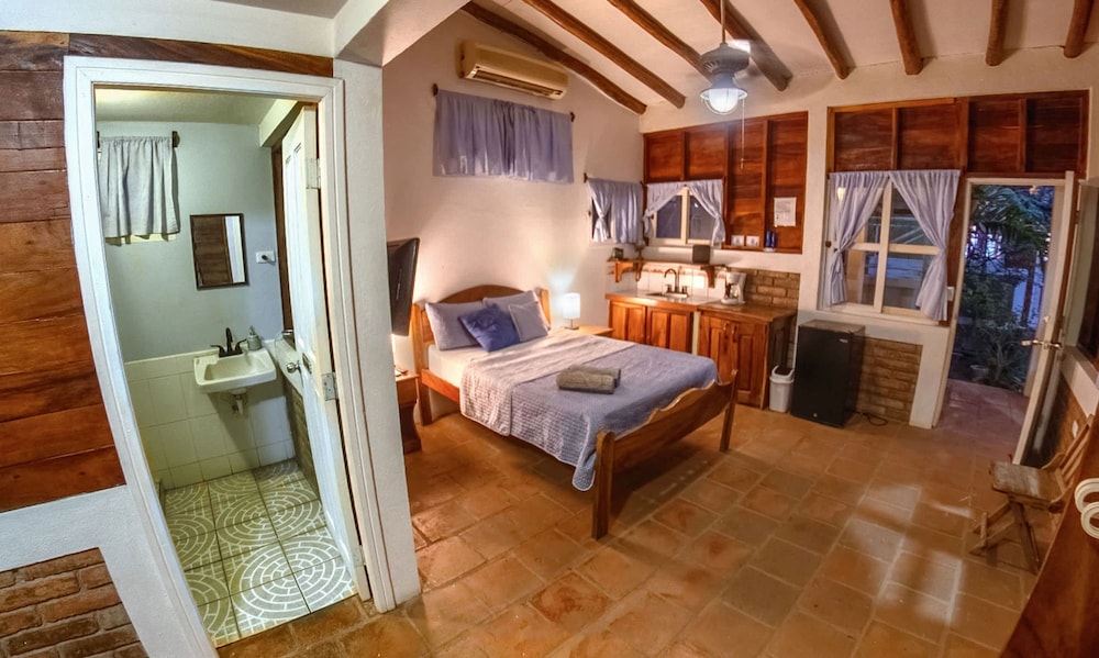 Romantic Beachfront Casita w Pool - AC - Sleeps 4