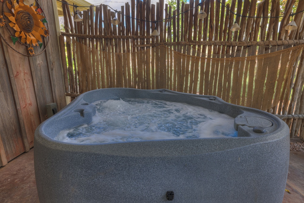 Nandina Cottage Hot-tub Four Minutes to Marktplatz!