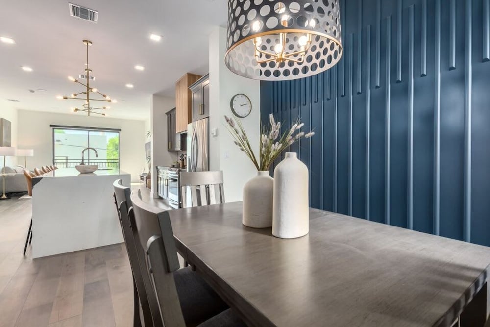 LUX Penthouse Old Town Walkable Gym Mtn Views