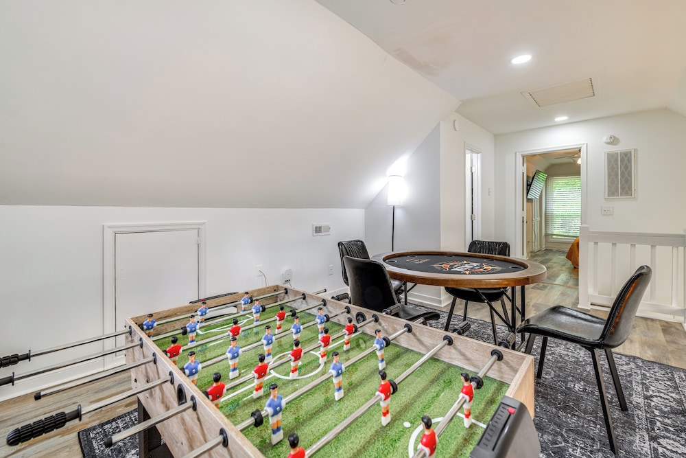 Game Room + Yard: Updated House in Chester!