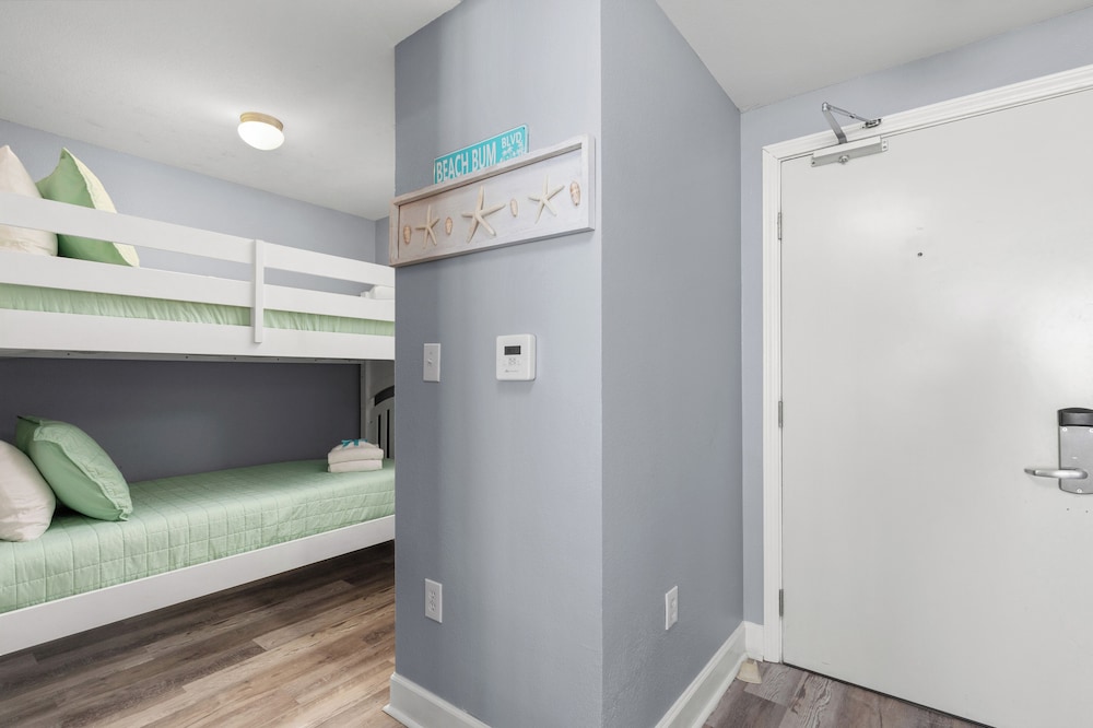 Tidewater Escape: 1br/2ba Beachfront Condo, Sleeps 6, Gulf Views & Comfort!