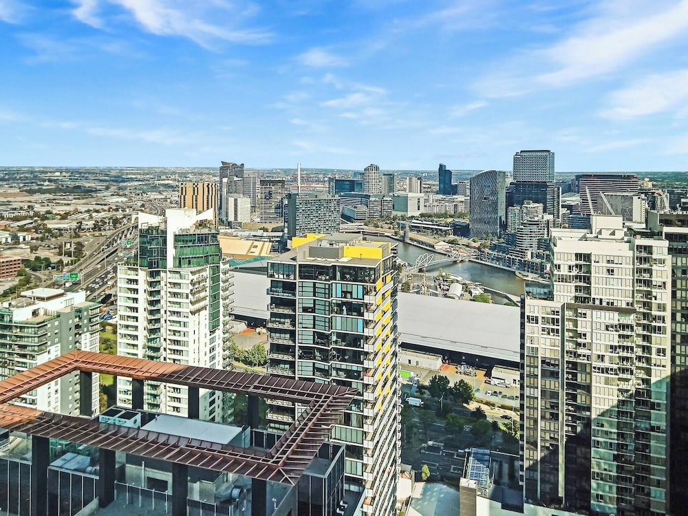 Southbank 2BR High City Views Enjoy Wine, Gym, Pool, Wifi