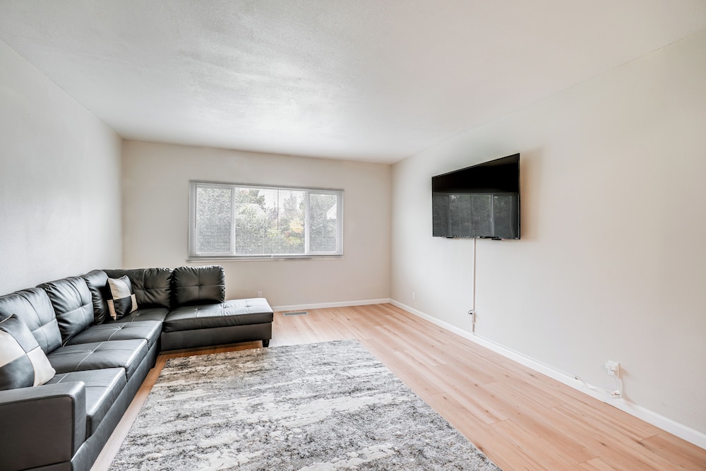 4 Mi to San Joaquin River: Remodeled Home w/ Patio