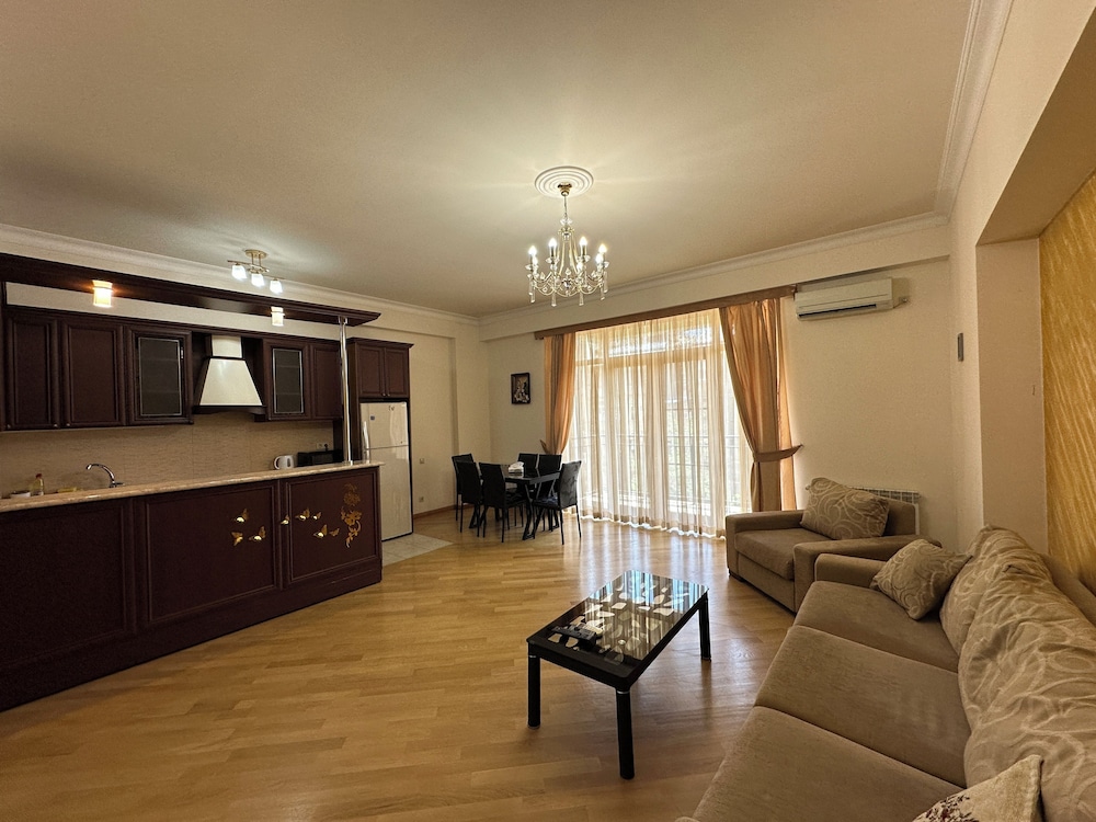 Apartment by Luxe Group DI888