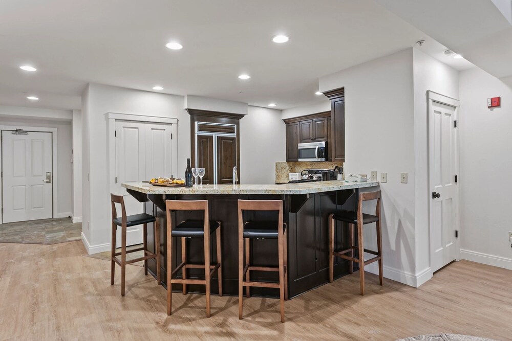 Trail's End Lodge at Deer Valley Resort - Two Bedroom Residence with Den and Spa #103 2 Condo