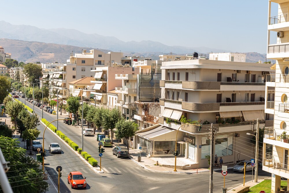 Ranias luxurious Apartment with sea view!