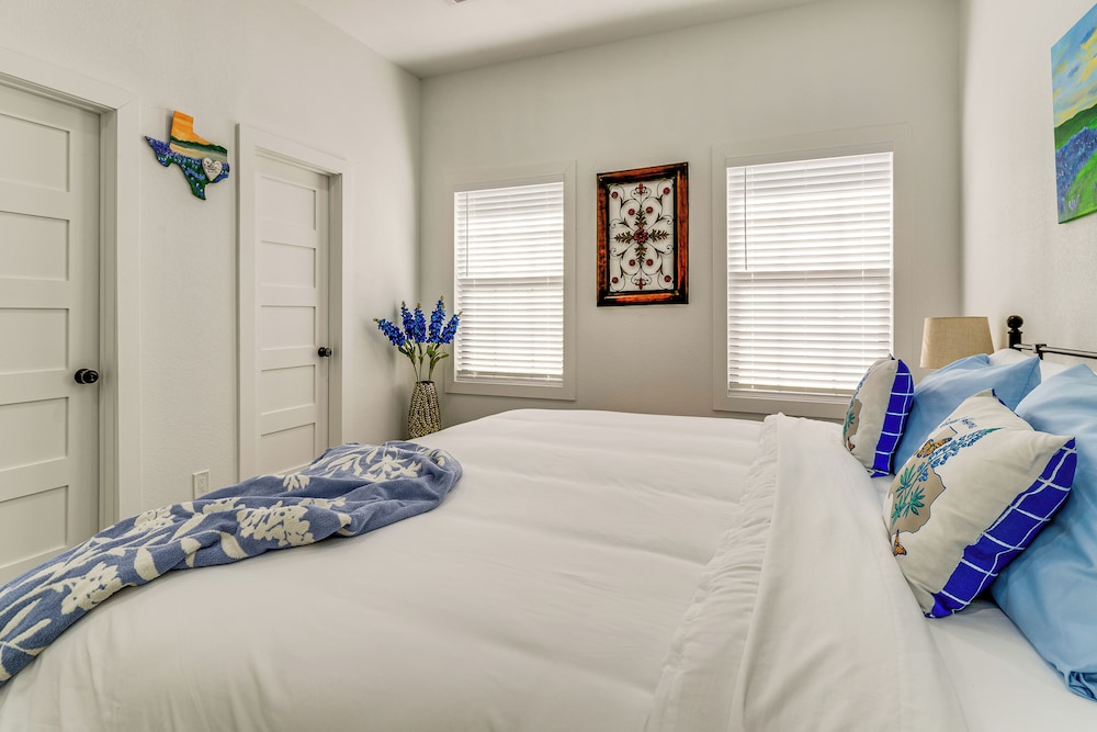 1 Mi to Dtwn Brenham! 'the Bell & Bloom Cottage'