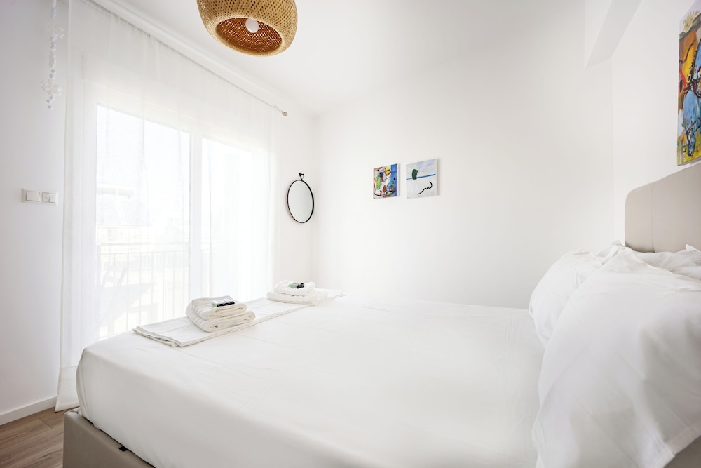Cozy 2BR Near Metro Acropolis View