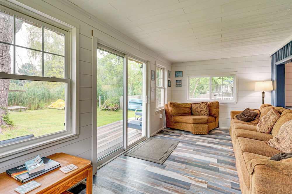 Walk to Cranberry Lake: Quaint Family Cottage