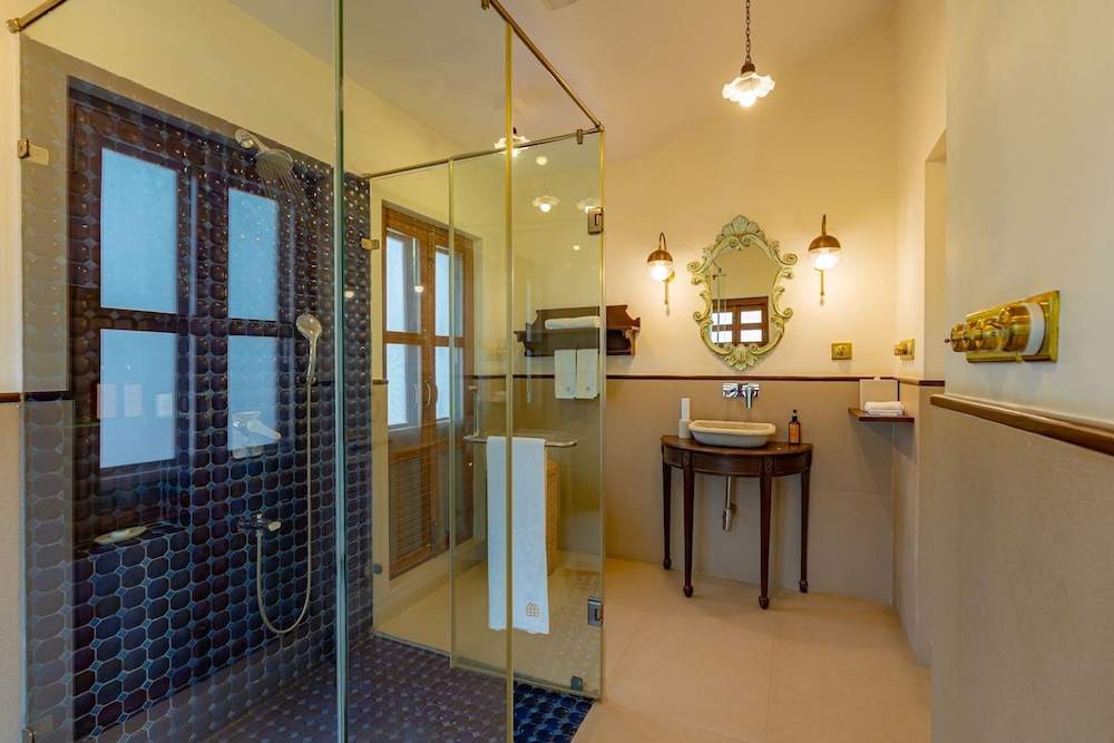 Loto Bianco by Hireavilla -4br w Pvt Pool Siolim