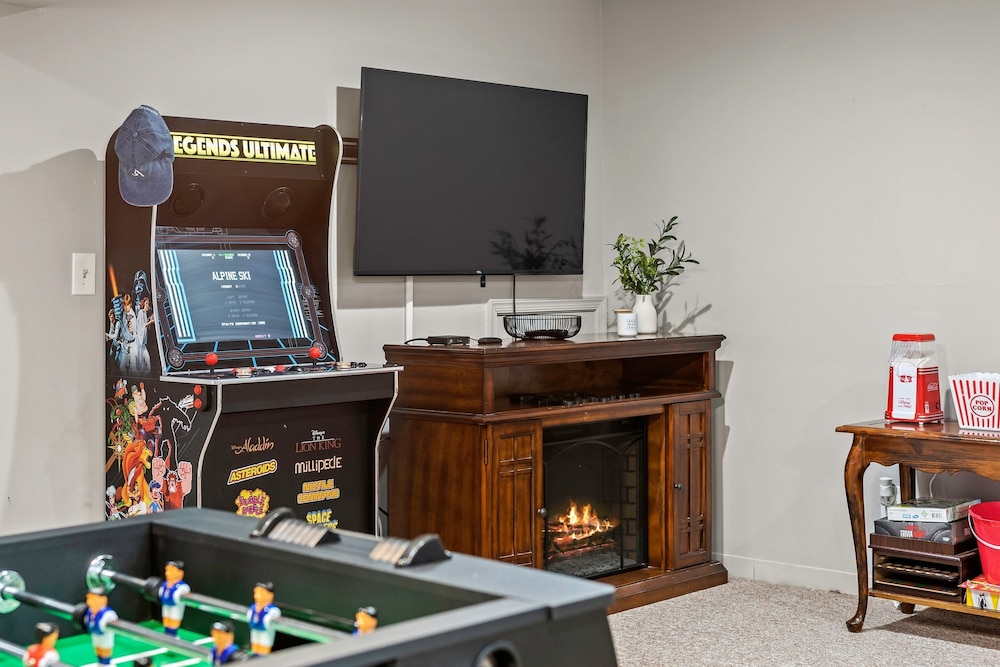 The Boulder Inn by Avantstay Indoor Hot Tub Game Room Outdoor Fire Pit