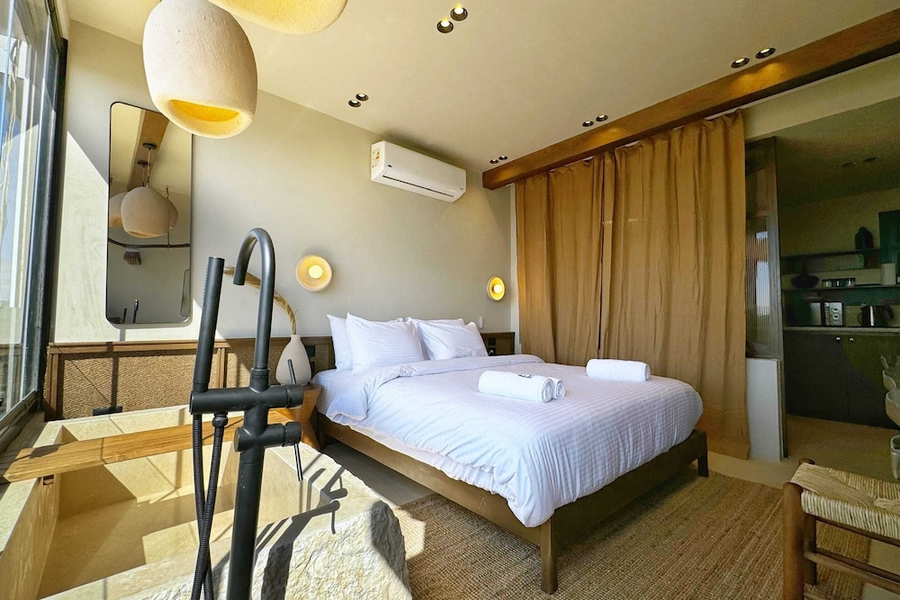The 2 BDR Pyramids Vista w/ Bathtub