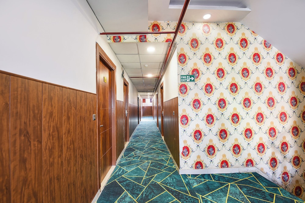 Fabhotel The Grand Paradise