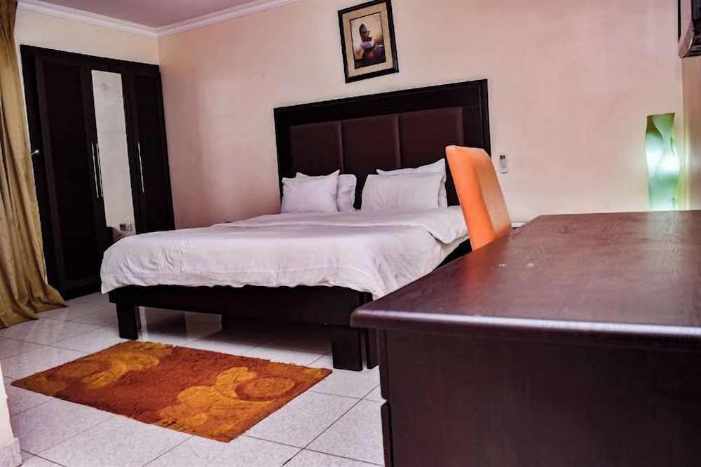 CANDOW HOTEL