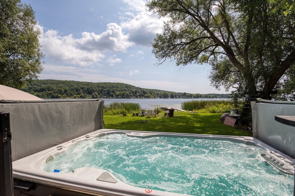 Waterfront Cottage w Swim Spa BBQ Close to Skiing