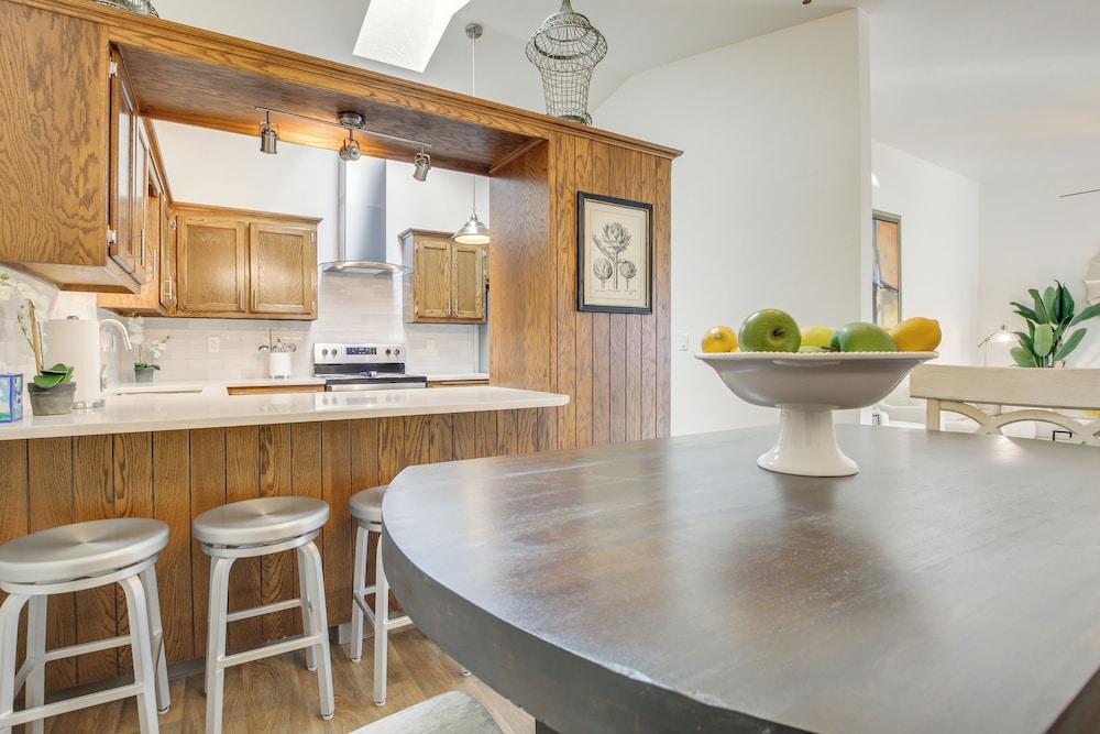 Near Medical Corridor: 'whimsy Wisconsin' Duplex