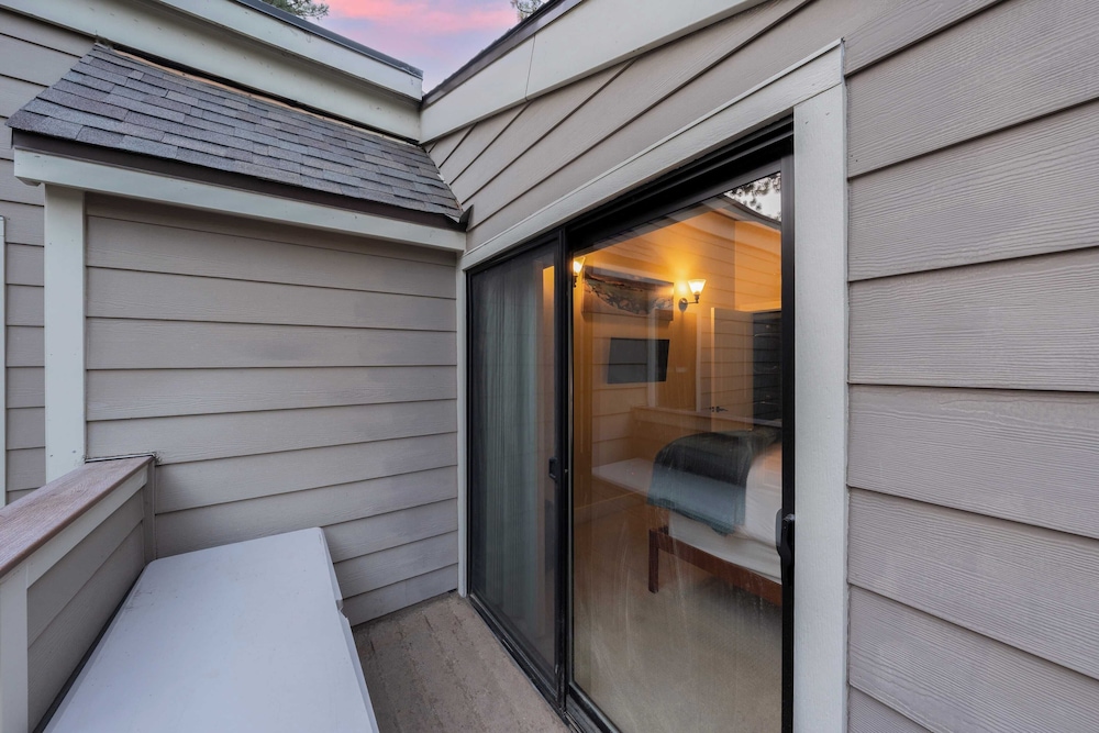 Near Ski, Beach, & Hiking Trails + Clubhouse Pool & Hot Tub Access Juanita Blue by Avantstay