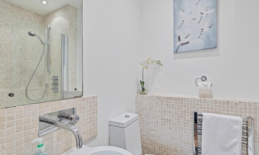 Majestic Mews Apartment Super Central Sleeps 2 to 8 Guests Free Wifi view 4