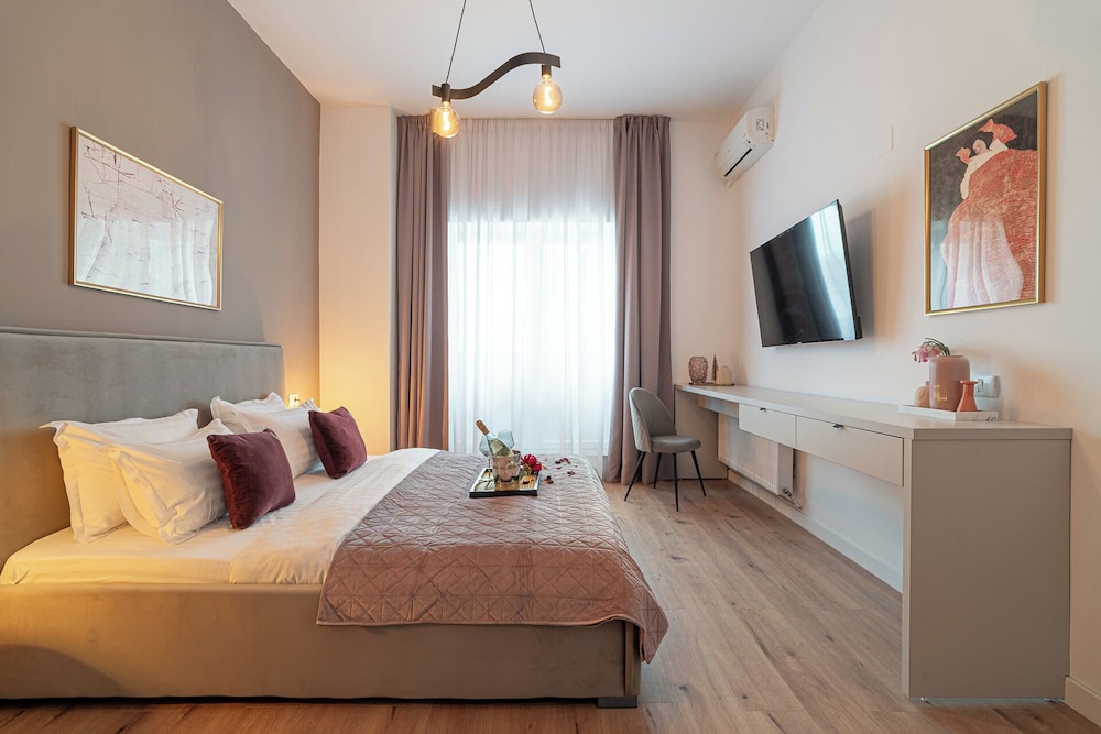 Loggia & Luxe 4BR Penthouse in Universitatii Area