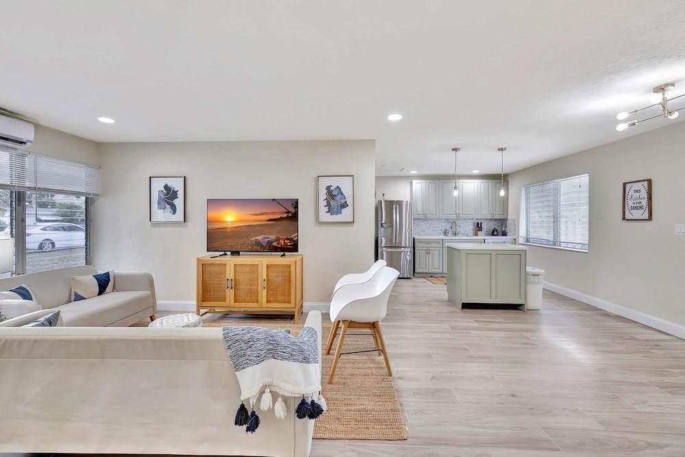 Pompano Beach Bungalow for 5!