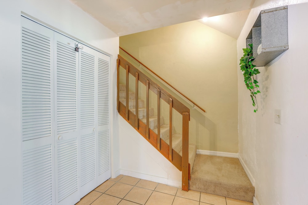 3 Mi to UF Campus: Charming Gainesville Townhome