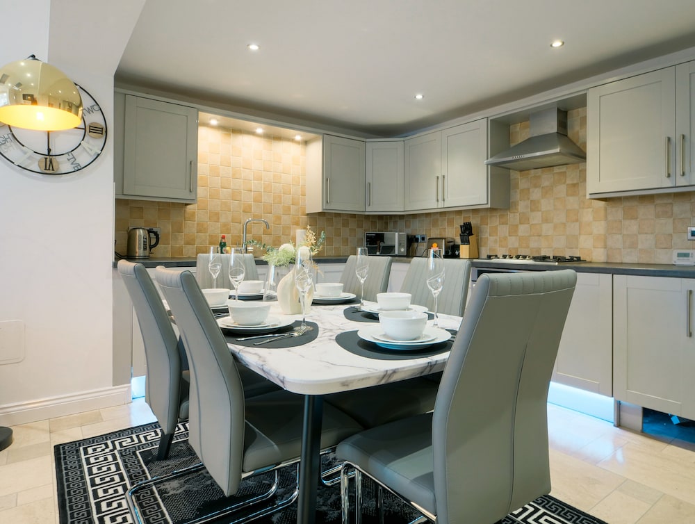 Spacious 5B Sunderland Home For Groups & Families