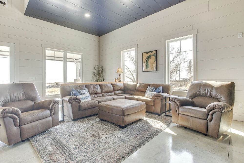 Dock & Panoramic Bay Views: Oconto Retreat!