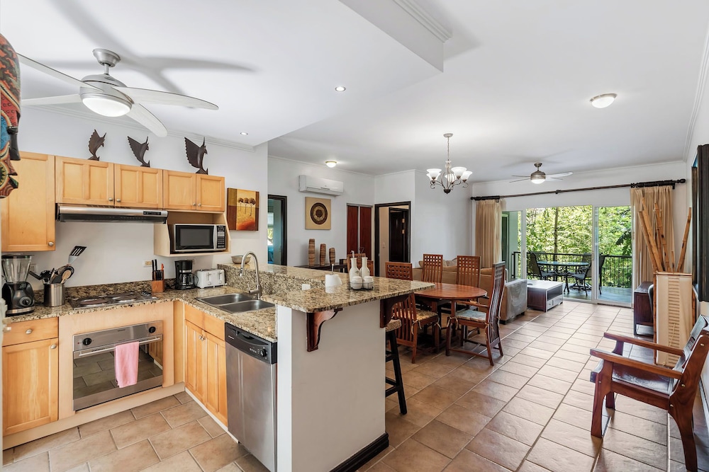 3-BD Beauty with Pool Near Beach