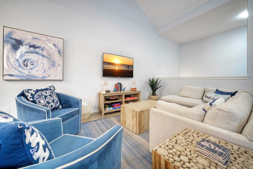 Sleeps 29, 3 Homes Beachside Resort Pool, Walk to the Beach