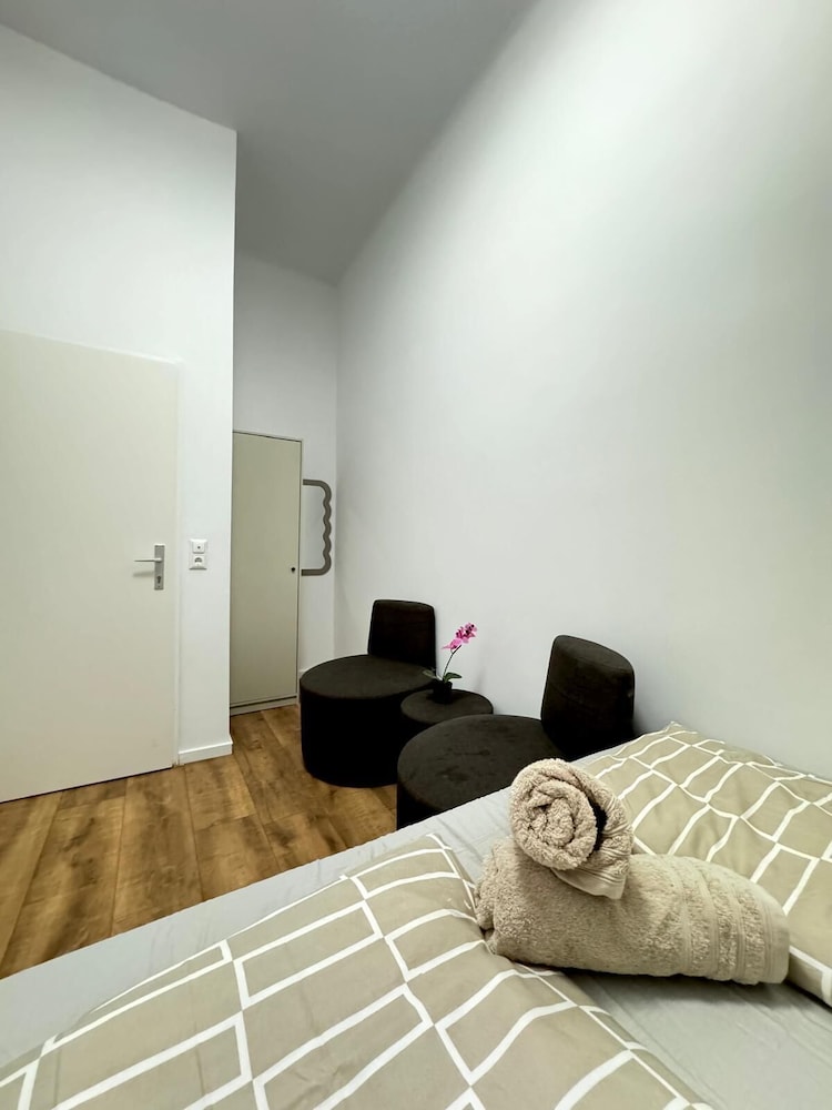 Family 9BR Apartment Near Augarten