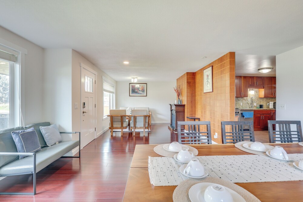 15 Mi to Dtwn Seattle! Home w/ Fun Outdoor Space