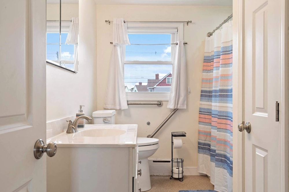 Oceanfront Ping Pong 1 Min Walk to Beach Pets Welcome
