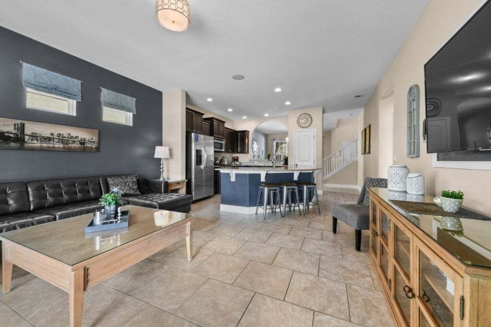 Spacious 5-Bedroom Resort Pool Home with Lake View 5 Villa