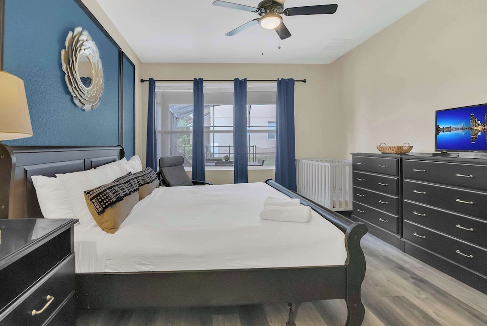 Disney Retreat w/ Wizard & Galaxy Rooms