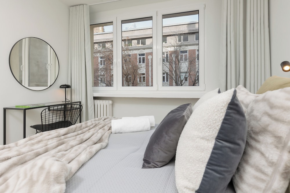 Nowogrodzka Apartment by Renters view 3
