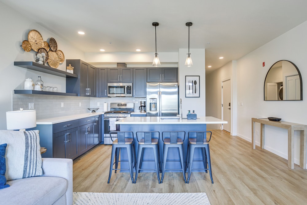 Walk to Beaches: Modern Townhome in Lincoln City!