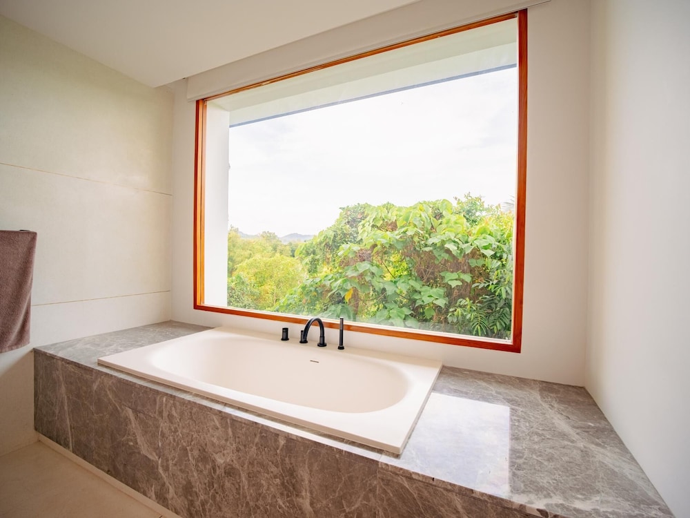 Luxurious 5bedroom White Estate Villa Private Lake