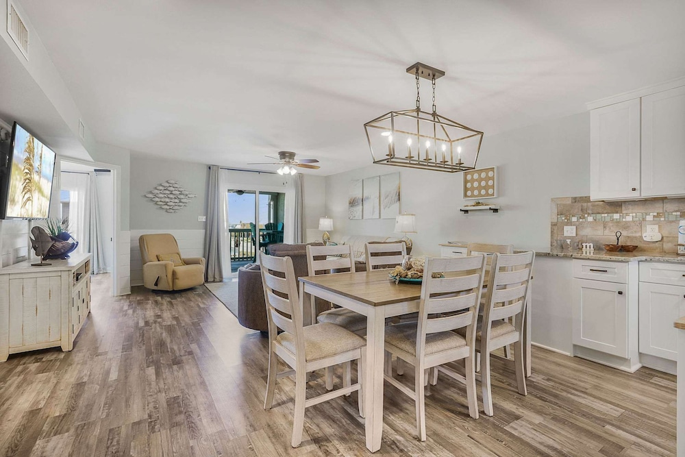 Lagoon Landing 202- Beautifully Decorated Condo With Balcony Pool Steps to Beach Lagoon