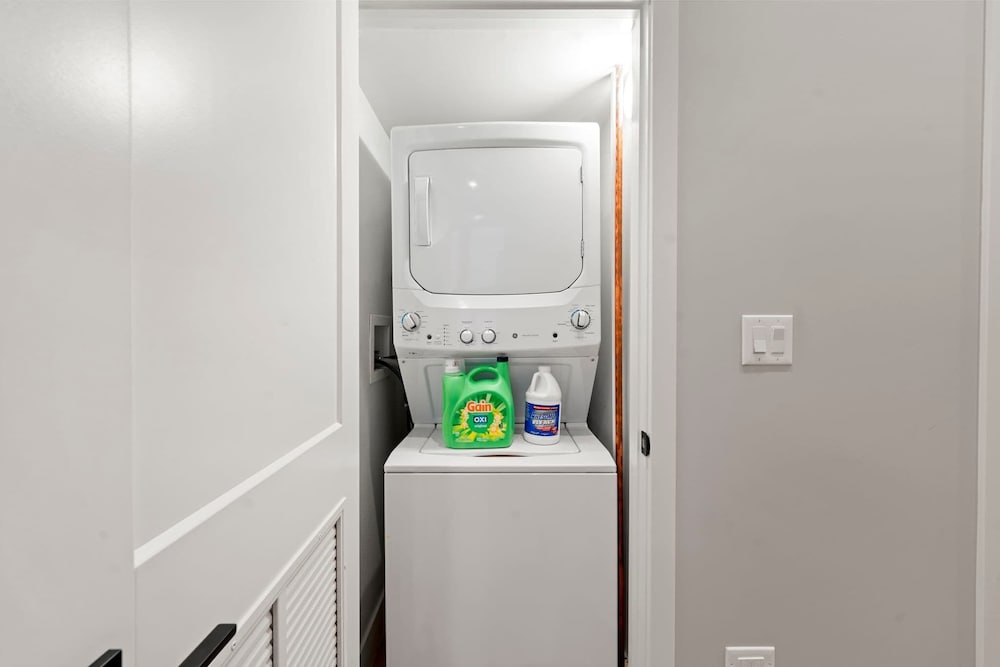 Edgewater Gem Stylish 2BR Apartment Near Lake