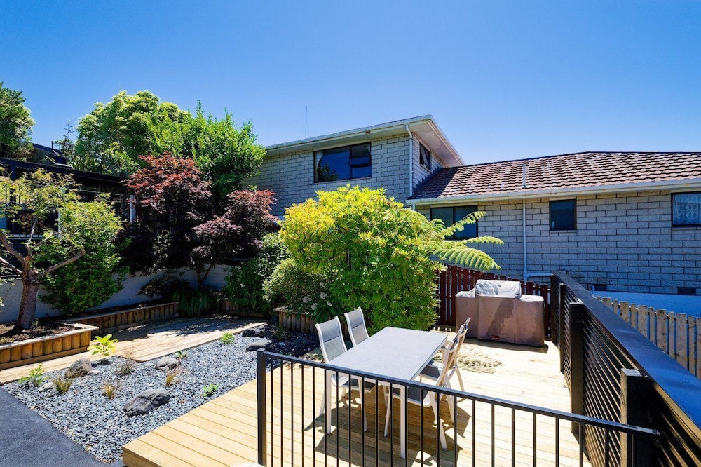 Ocean & Mountain Views 3-bedroom Home