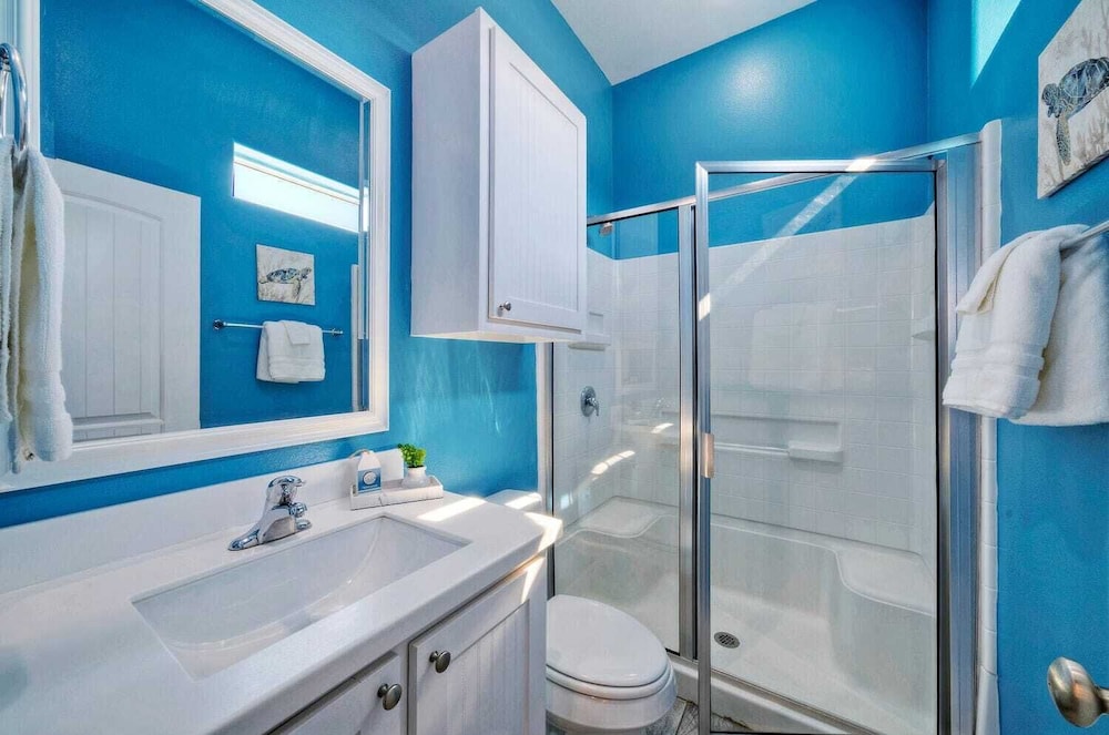 Sleeps 24, 2 Homes 2blocks to the Beach, Pool, Game Room, Patio w/ Outdoor Bar