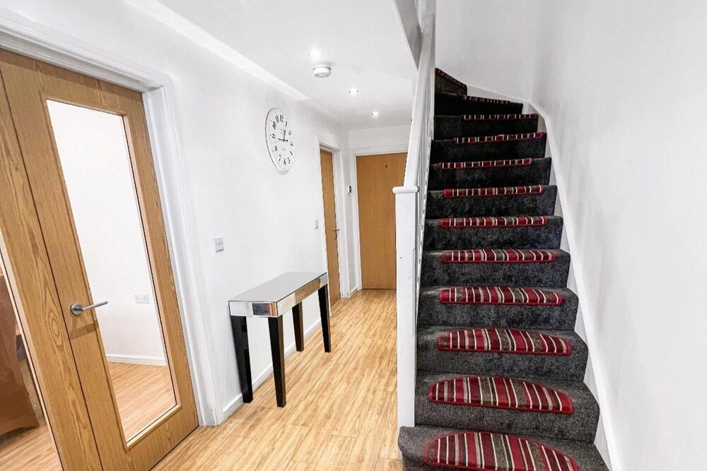 6 Bedroom House in Milton Keynes