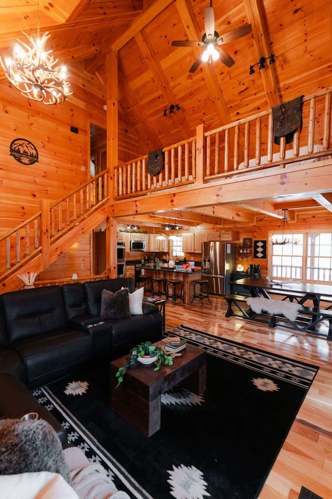 Sleeps 16! Luxury Cabin With Game Room & Hot Tub