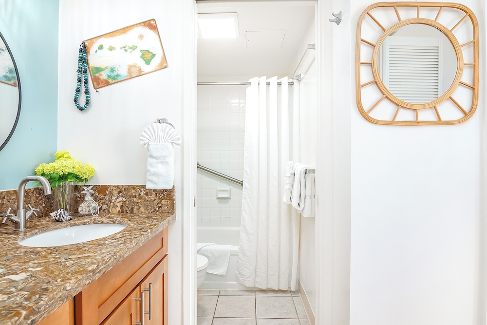 High Floor Ocean View Condo (King Bed and Parking): bathroom photo