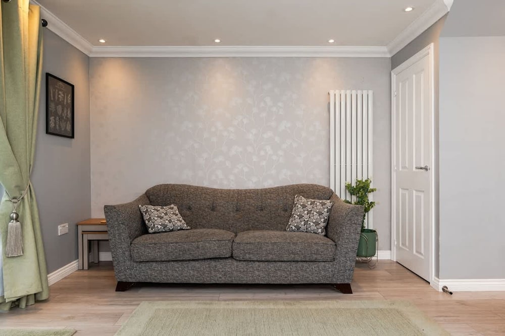 3 Bedroom House-private Parking