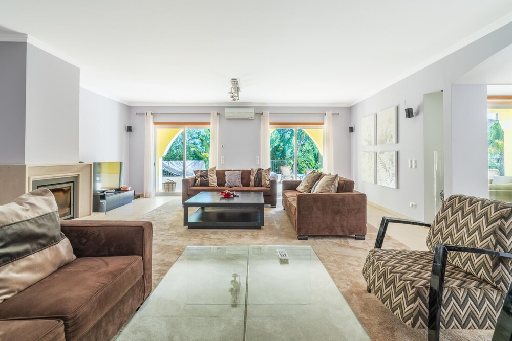 Villa Amarela - Luxurious 4 Bedroom Villa in Lagos