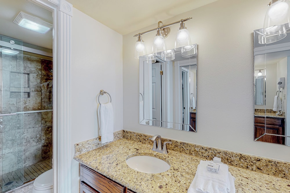 3BR Beachfront Condo w/ Pools & Balcony