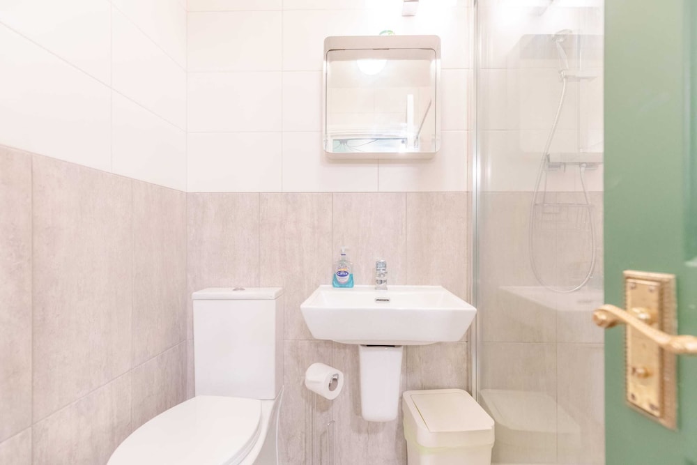 3 Bed House, Sleeps 8 - Near St Pancras