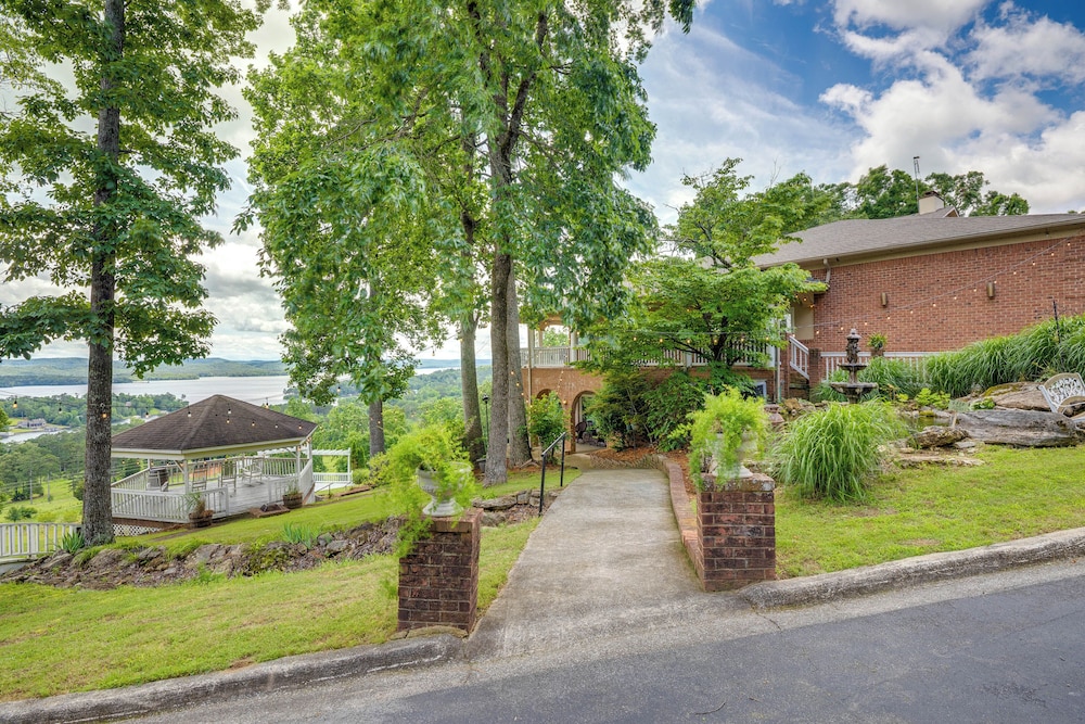 1 Mi to Lake Guntersville: Scenic Condo Retreat!
